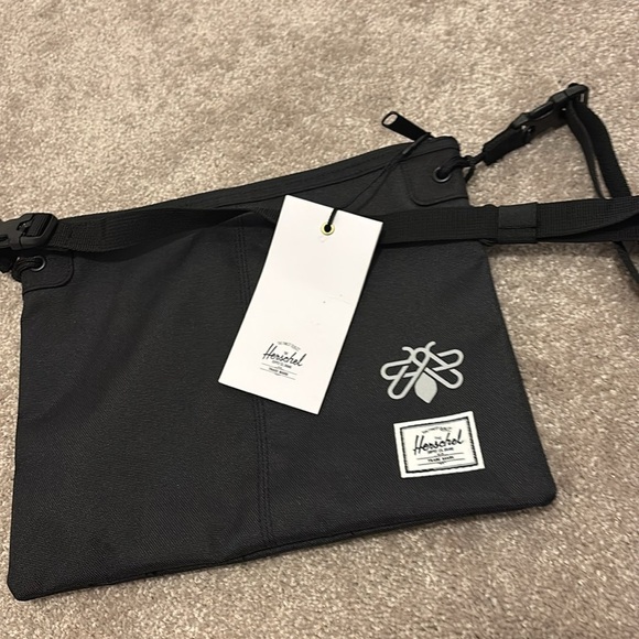 Hershel Nylon envelope style adjustable unisex shoulder crossbody bag new - Picture 6 of 17